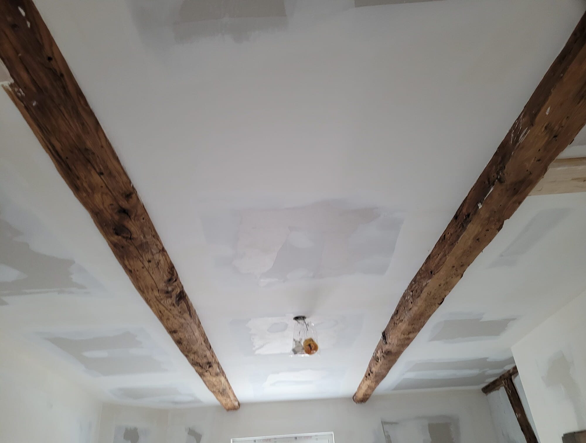 Comment concevoir un faux-plafond avec des poutres apparentes ? Bischwiller