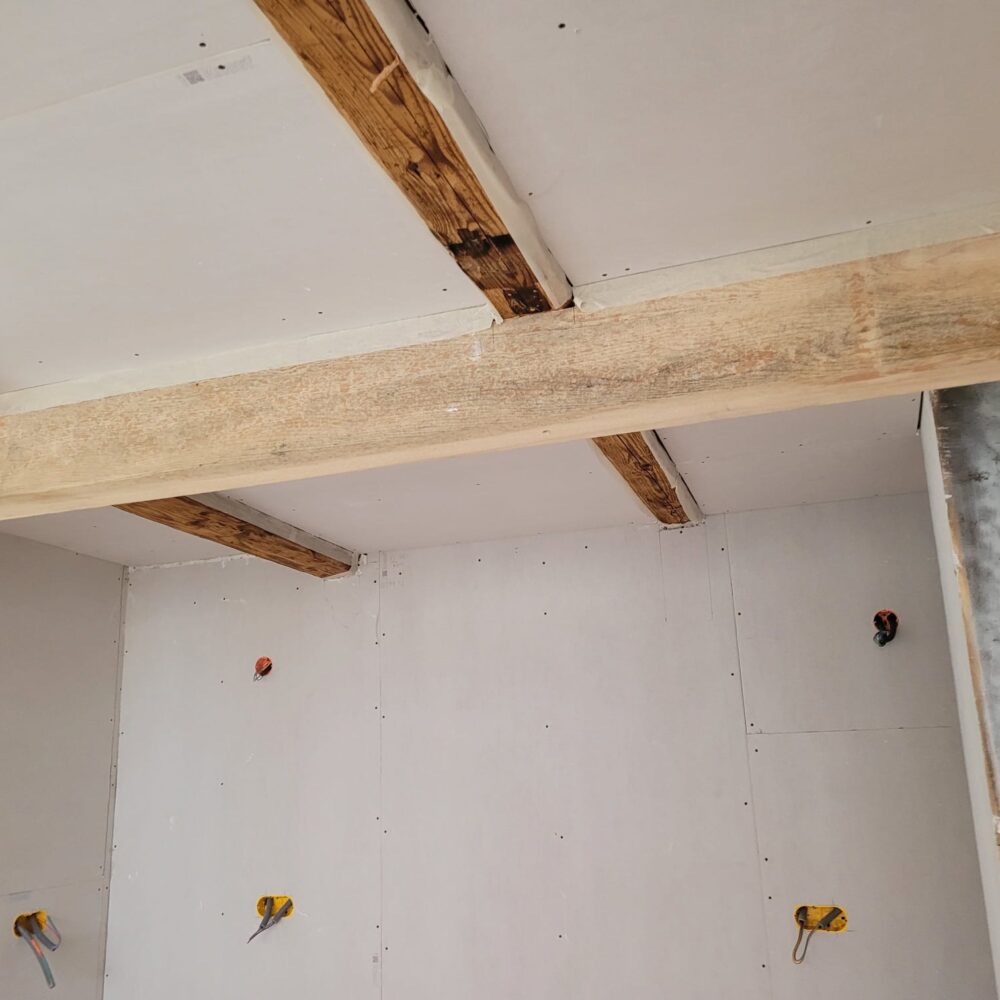 Comment r&eacute;parer efficacement des fissures dans un plafond en pl&acirc;tre ancien ? Haguenau